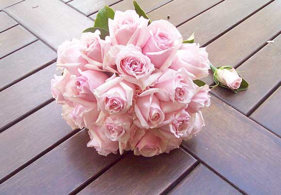 Buchet de mireasa din trandafiri roz Buchet de mireasa din trandafiri roz