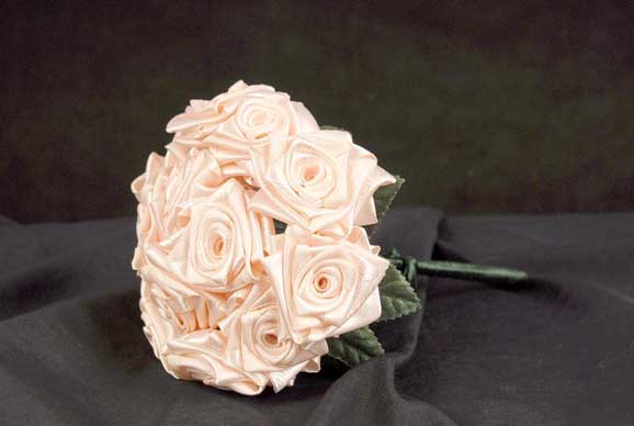 Buchet superb de mireasa din trandafiri albi Buchet superb de mireasa din trandafiri albi