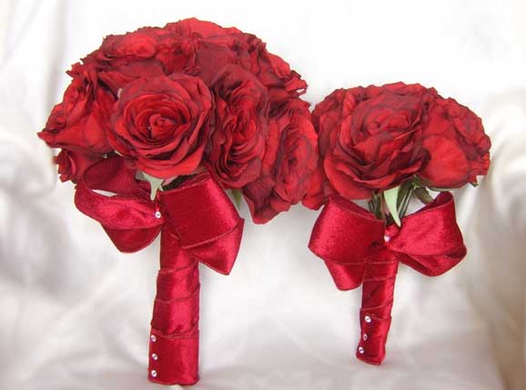Doua buchete de mireasa din trandafiri rosii superbi