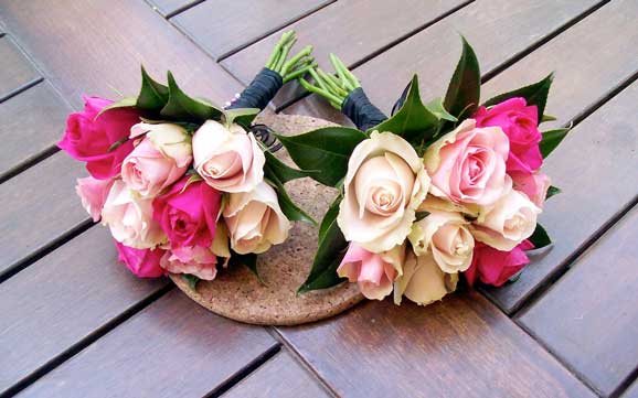 doua buchete de mireasa din trandafiri albi si roz