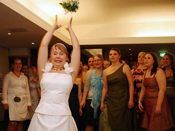 Poze haioase vesele de la aruncare buchet mireasa buchet de mireasa
